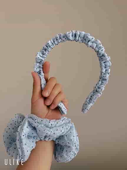 Handgjort set – blå prickigt hårband & scrunchie