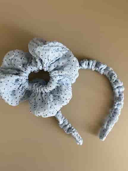 Handgjort set – blå prickigt hårband & scrunchie