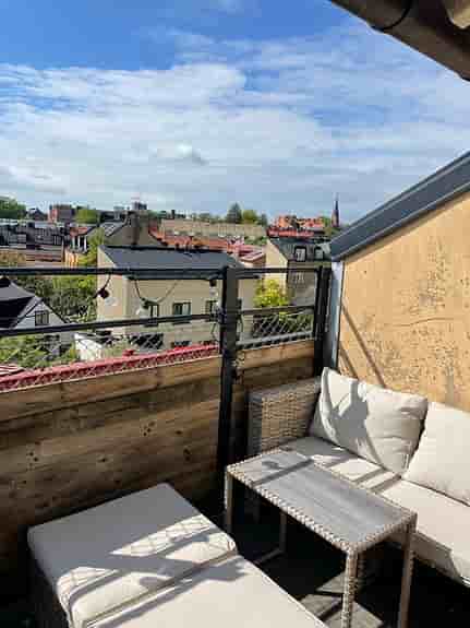Utegrupp rotting med soffa, bord och fotpallar