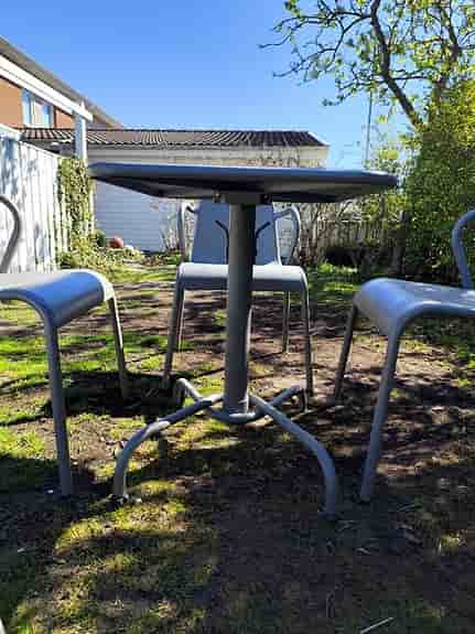 Utegrupp med bord och 4 stolar grå