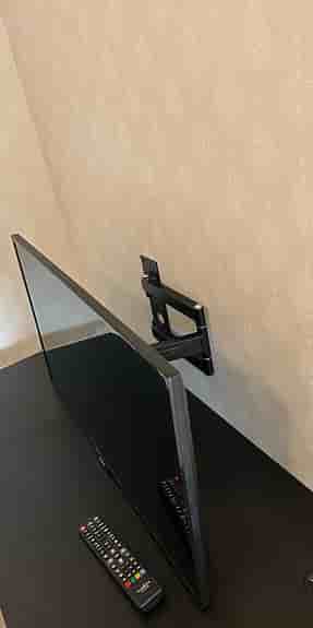 PHILIPS TV 32PFS4132/12 med väggstativ