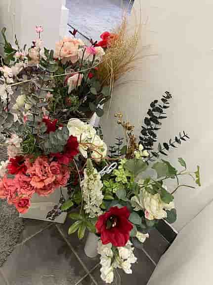 Konstgjorda blomarrangemang – stora dekorationsblommor