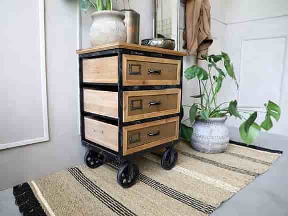 Byrå på hjul - 3 lådor - Chic Antique Danmark