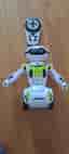 Vit grön leksaksrobot med fjärrkontroll