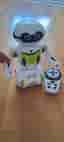 Vit grön leksaksrobot med fjärrkontroll