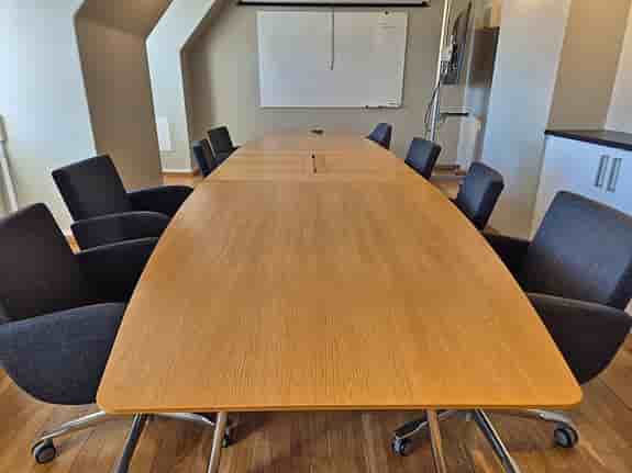 Exklusivt konferensbord från Skandiform – 4,5 meter – Premiumkvalitet