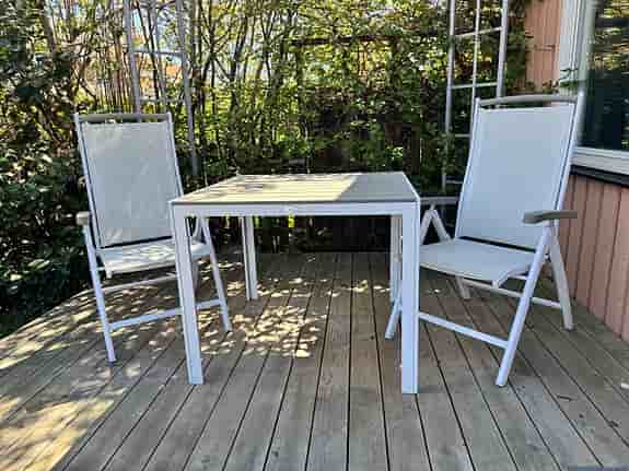 Vit trädgårdsgrupp med bord och 2 stolar