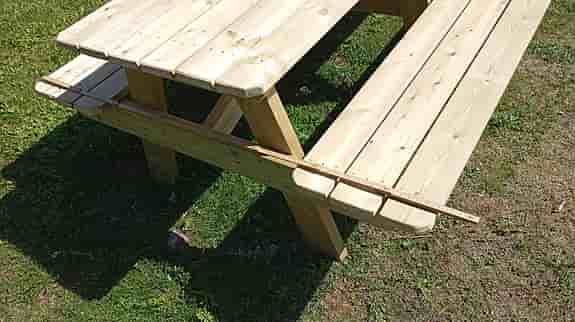Trädgårdsbord / picknickbord i trä med bänkar