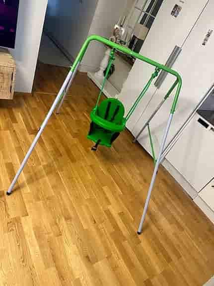 Grön babys gunga med ställning