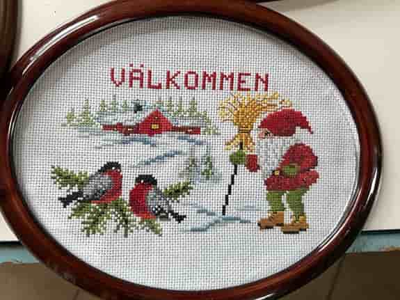 Sätt av tre broderade tavlor med vinter motiv
