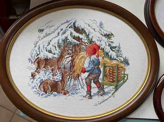 Sätt av tre broderade tavlor med vinter motiv
