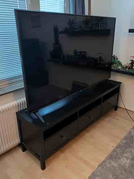 LG 75" tum TV 4k UHD Smart TV UM7110 samt Tv-bänk