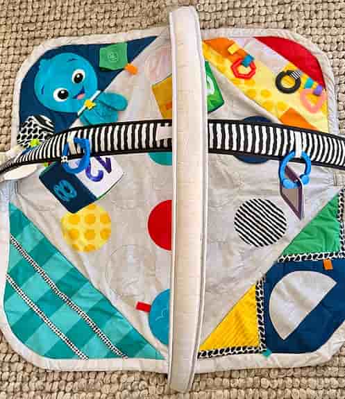 Baby Einstein Babygym lekmatta med bågar och leksaker