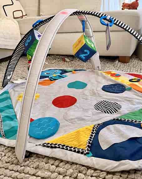 Baby Einstein Babygym lekmatta med bågar och leksaker