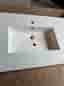 Tvättställ med integrerat handfat i solid surface/stenkomposit.