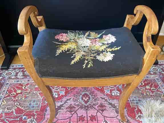 Antik Piano-/sittbänk med trästomme och broderad sits