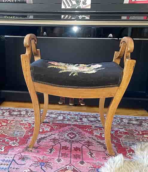 Antik Piano-/sittbänk med trästomme och broderad sits