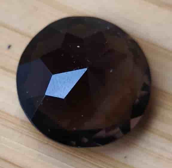Rund fasetterad brun ädelsten 20 mm