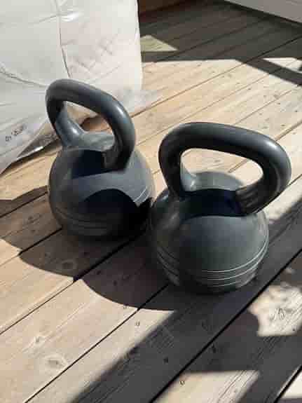 Två Kettlebells 14 kg grå
