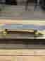 Longboard skateboard med gula hjul