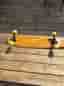 Longboard skateboard med gula hjul