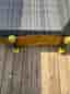 Longboard skateboard med gula hjul