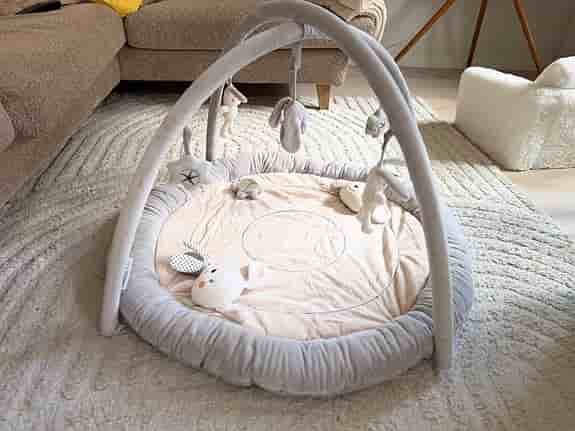 Babygym / lekmatta i mjuka neutrala färger