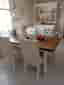 Vackra off- white matbords stolar