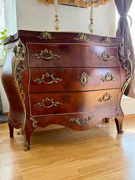 Exklusiv byrå i fransk Louis XV-stil med mässingdetaljer
