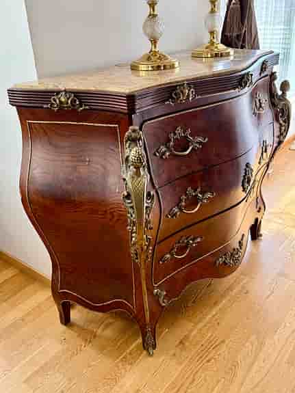 Exklusiv byrå i fransk Louis XV-stil med mässingdetaljer