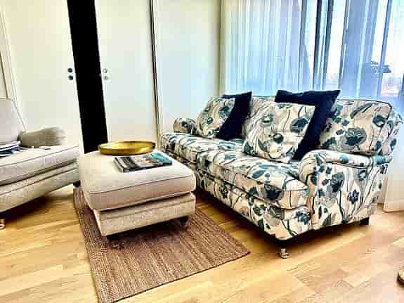 Howardsoffa Klassisk 2,5 sits soffa i marint Eastcoast designat tyg.