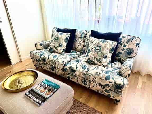 Howardsoffa Klassisk 2,5 sits soffa i marint Eastcoast designat tyg.