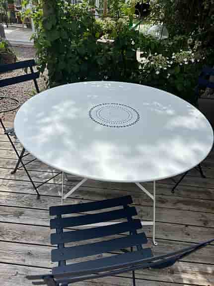 Fermob trädgårdsmöbel runt bord och 3 stolar
