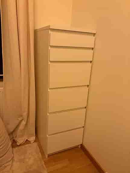 Malmbyrå från IKEA med smyckesskåp och spegel