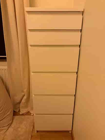 Malmbyrå från IKEA med smyckesskåp och spegel