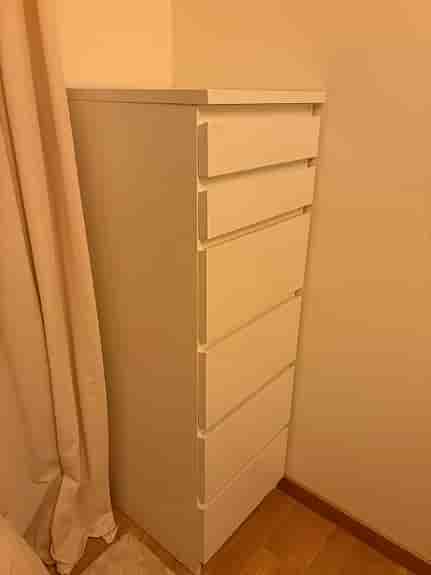 Malmbyrå från IKEA med smyckesskåp och spegel