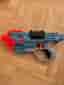 Nerf leksakspistoler och gevär med pilar