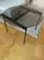 Runt svart soffbord i glas