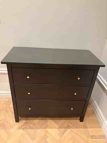 Svart/mörkbrun  Hemnes byrå
