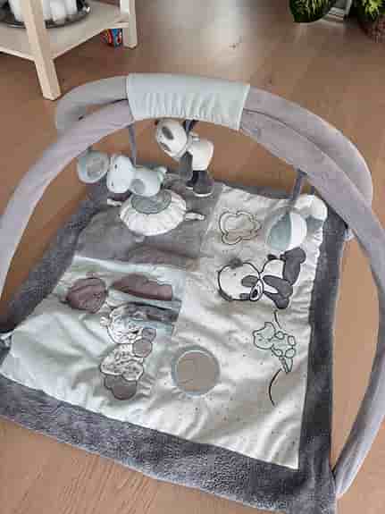 Babygym lekmatta grå/vit med bågar och leksaker