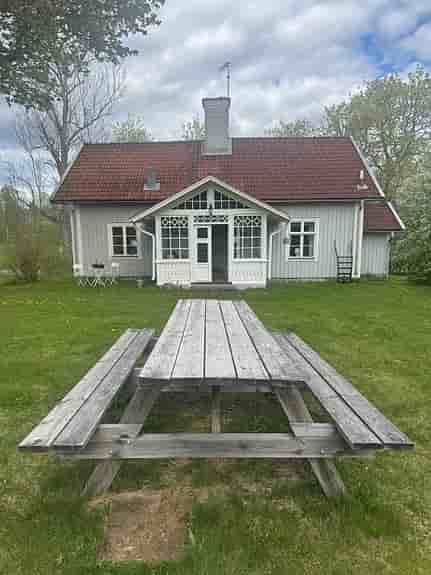 Trädgårdsbord med fasta bänkar i trä. Bänkbord picknickbord