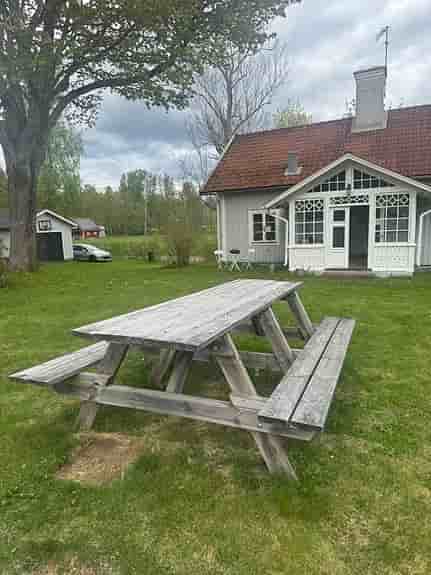Trädgårdsbord med fasta bänkar i trä. Bänkbord picknickbord