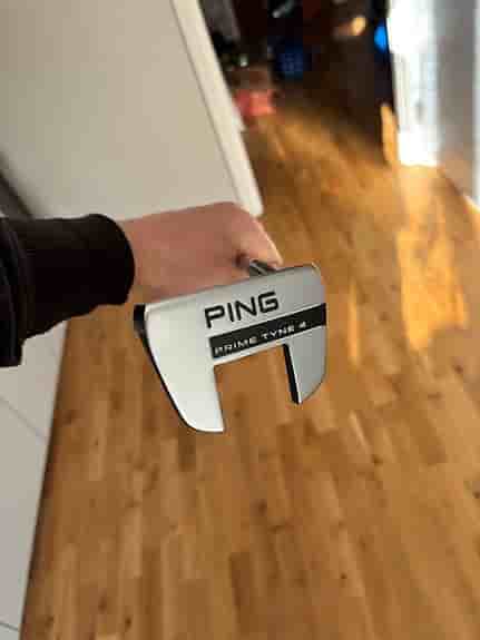 Nyskick! Ping Prime Tyne 4 putter med SuperStroke-grepp. 34 tum.