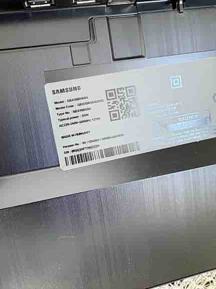 Samsung QLED TV 42 tum med väggfäste