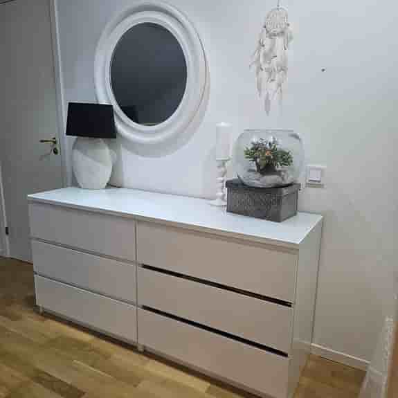 IKEA-byrå med glasskiva + Rund spegel från Mio