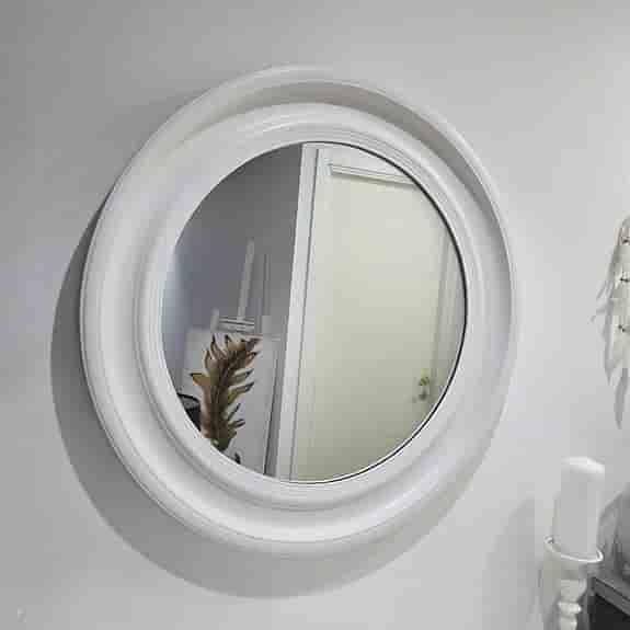 IKEA-byrå med glasskiva + Rund spegel från Mio