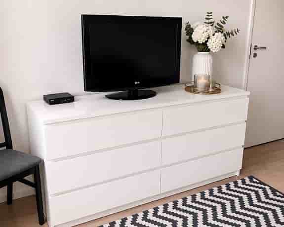 Byrå från Ikea med glasskiva bra skick