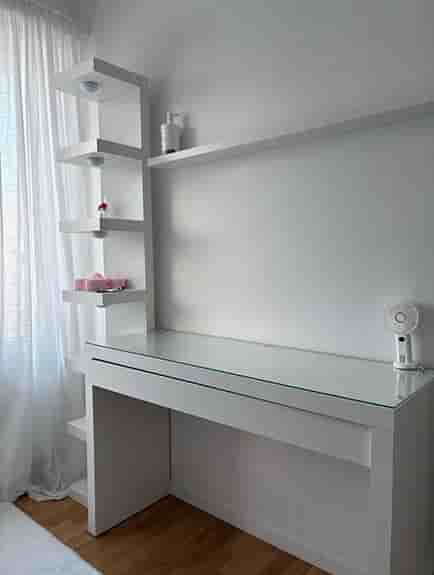 IKEA skrivbord med hyllor och glasskiva