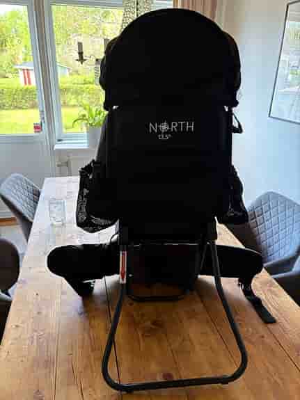North 13.5 bärstol för barn svart