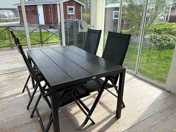 Svart utegrupp, bord och fyra stolar